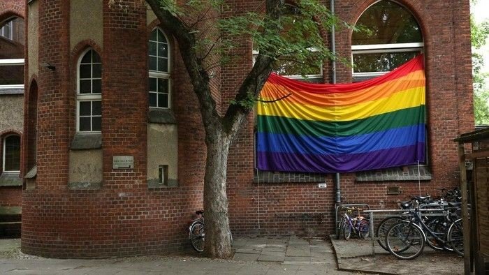 1. bendera pelangi bendera pelangi di yang pada bangunan masjid ibn rushd goethe yang ada di berlin, jerman (afp(adam berry)