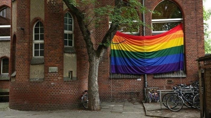 1. bendera pelangi bendera pelangi di yang pada bangunan masjid ibn rushd goethe yang ada di berlin, jerman (afp(adam berry)