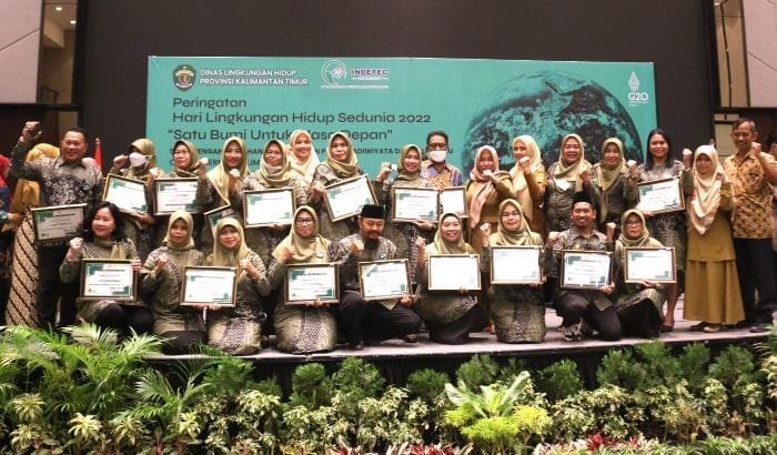 1. perwakilan sekolah para perwakilan 16 sekolah saat menerima penghargaan sekolah adiwiyata tingkat provinsi kaltim, selasa (7.6.2022)( foto. pojoknegeri. com