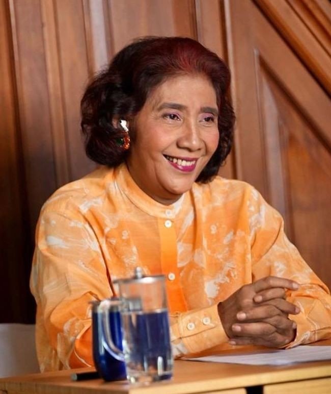 1. tersenyum mantan menteri perikanan dan kelautan susi pudjiastuti( foto. ig @susipudjiastuti11
