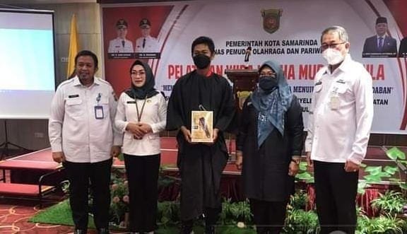 3. simbolis penyerahan penyerahan piagam pelatihan kepada salah satu peserta yang mengikuti pelatihan berbershop, rabu (22.6.2022)( foto. pojoknegeri. com
