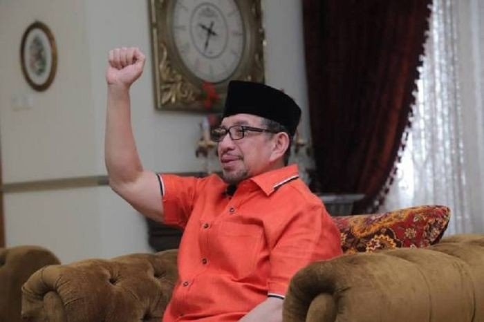 4. angkat tangan kanan ketua majelis syuro salim segaf al jufri( foto. herald.id