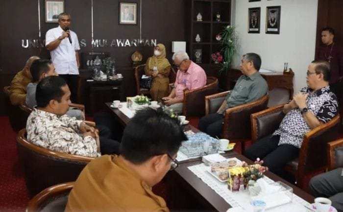 6. serah terima suasana serah terima dan penandatanganan hibah antara disdikbud kaltim dan universitas mulawarman( foto. ist