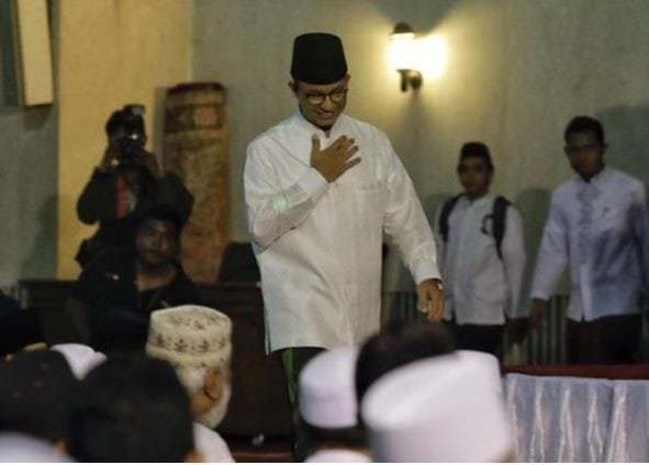 8. memegang dada anies baswedan saat hadiri agenda kegiatan di masjid istiqlal jakarta) foto. cnn indonesia