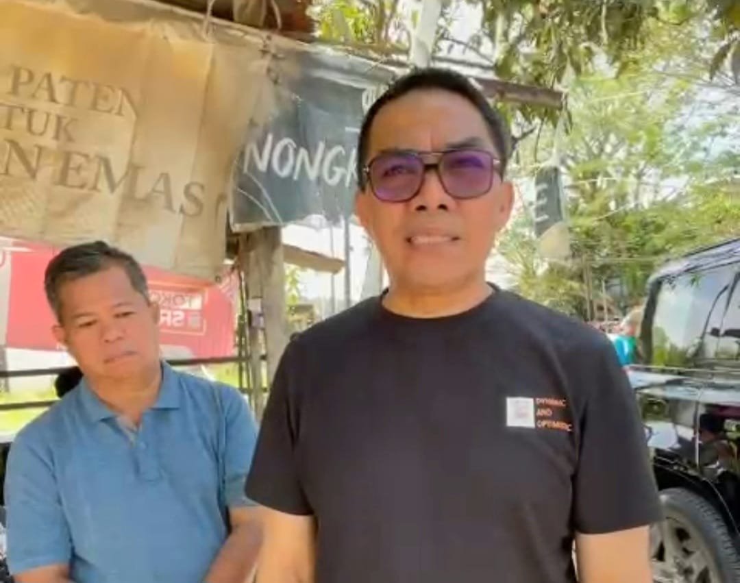 foto wali kota samarinda, andi harun saat diwawacara awak media saat melakukan kegiatan gotong royong pada minggu, 4 mei 2025