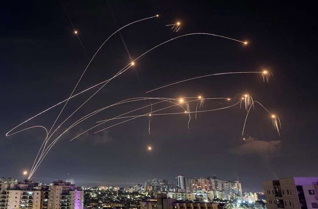 iran menghujani lebih dari 180 rudal balistik ke israel