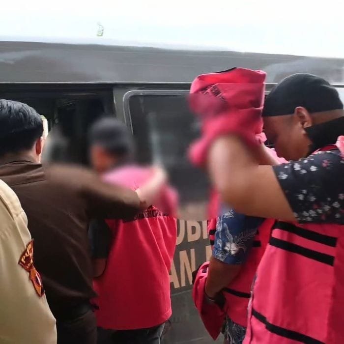 jajaran kejari kutim saat melakukan eksekusi penahanan tiga tersangka korupsi bumdes. (ist)