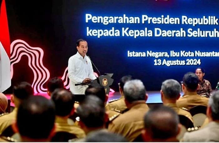 presiden joko widodo saat mengupulkan kepala daerah di istana negara, ibu kota nusantara (ikn)
