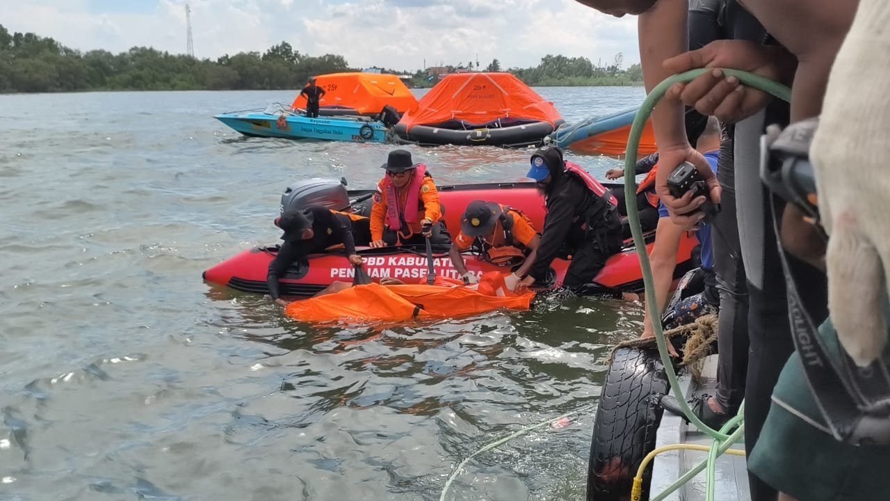 proses evakuasi korban kecelakaan kapal ferry km mukhlisa yang tenggelam di perairan balikpapan penajam paser utara (ppu)