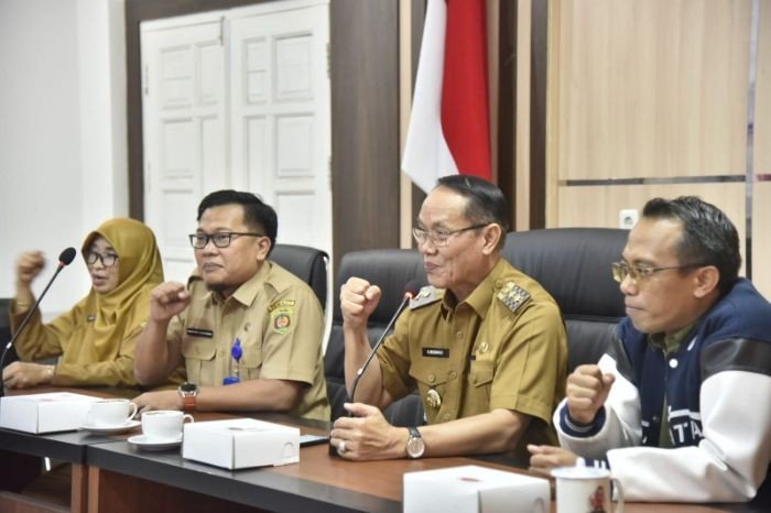 rusmadi saat lakukan kunjungan ke kpu samarinda:ist
