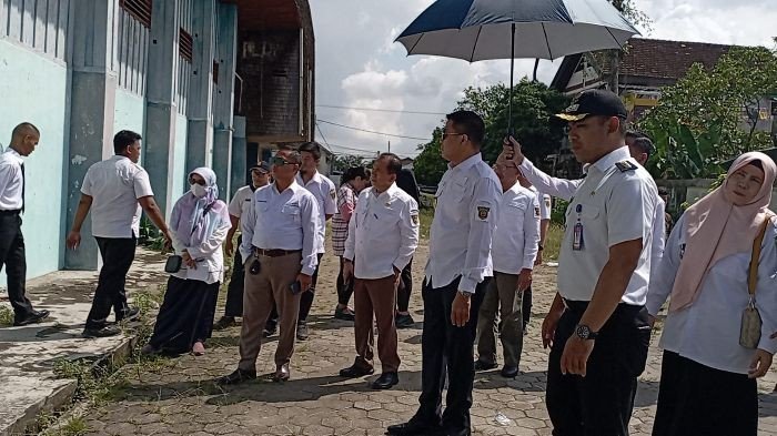 med qjm3mtfr wali kota samarinda, andi harun lakukan sidak di gedung angkasa biru samarinda
