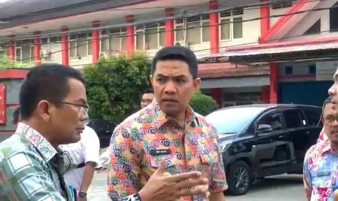 med s8tov6p1 andi harun, wali kota samarinda saat tinjau perbaikan jalan