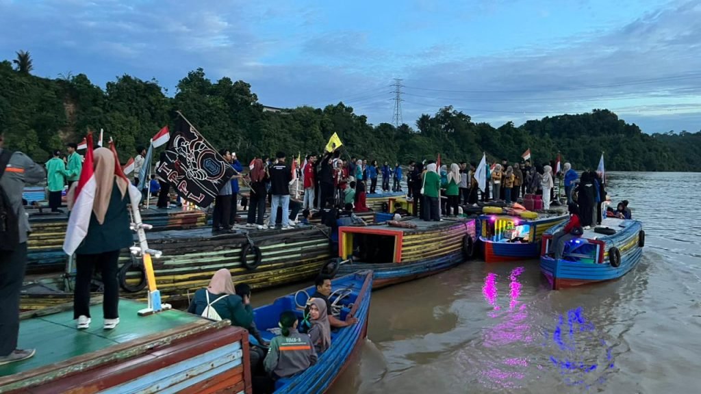 Mahasiswa Samarinda Rayakan Sumpah Pemuda di Atas Sungai Mahakam img 20251029 wa0014