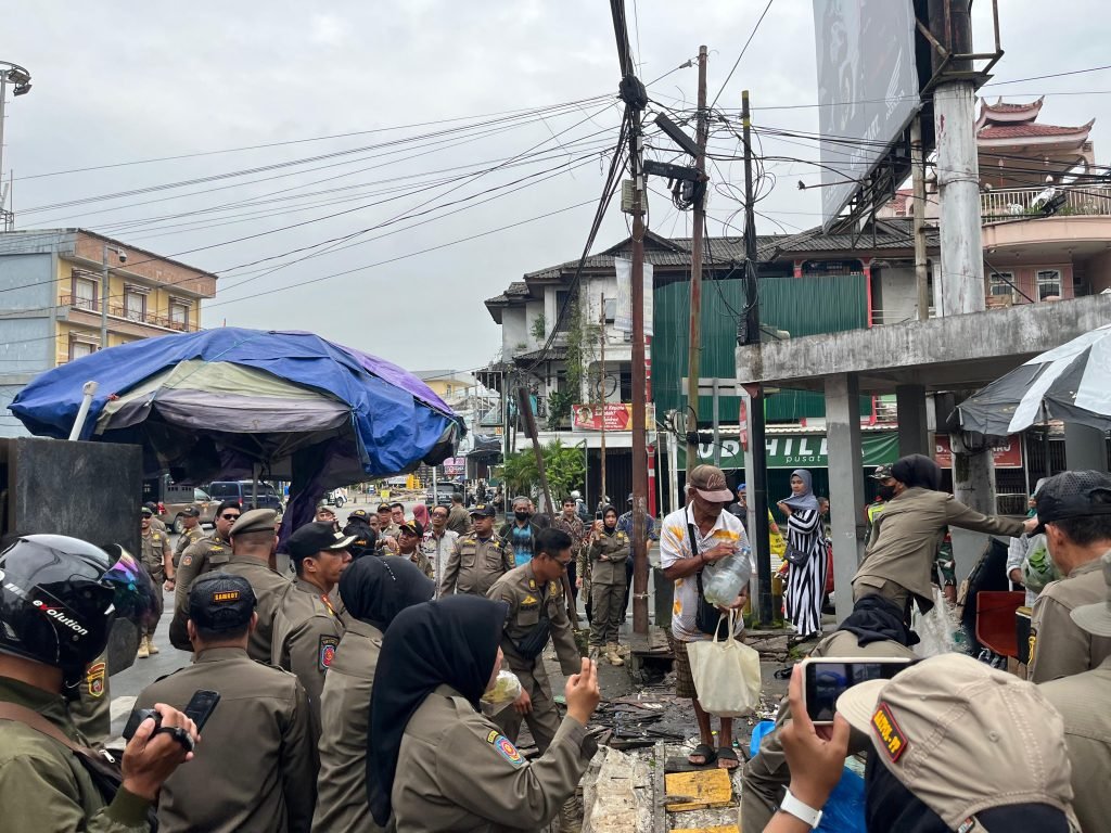 Menjelang Peresmian, Satpol PP Samarinda Tertibkan PKL di Kawasan Pasar Pagi img 20251030 wa0012