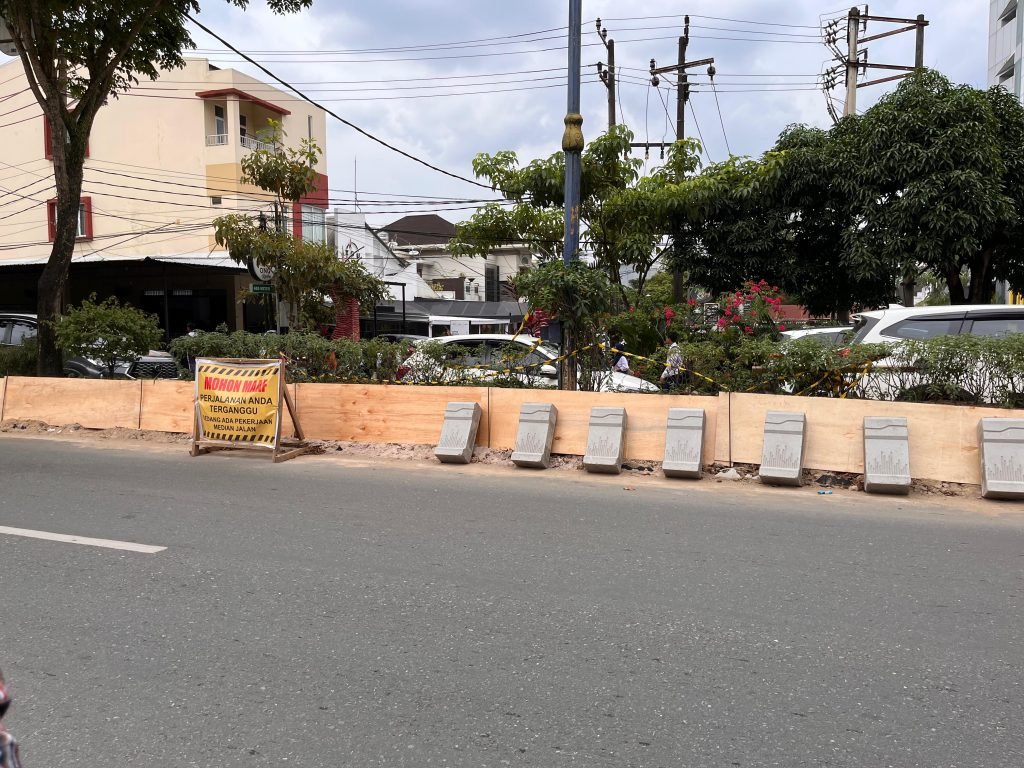 Median Jalan Pahlawan Dibiarkan Terbuka, TWAP Soroti Estetika dan Risiko Keselamatan img 20251101 wa0003