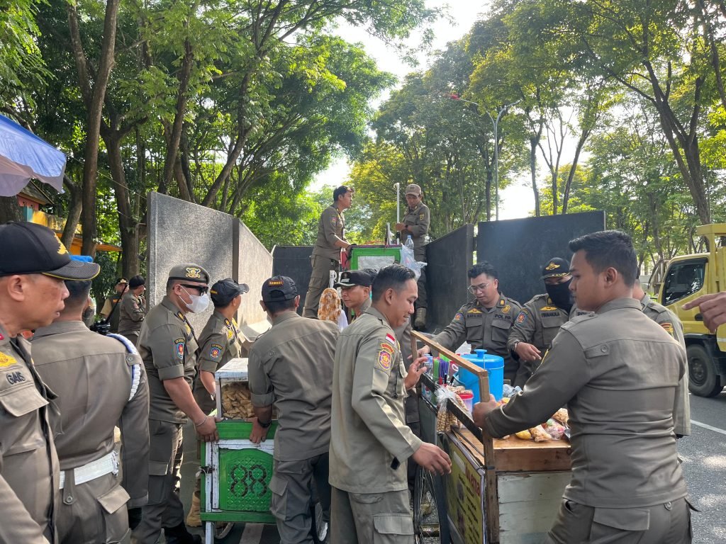 Dorong-dorongan hingga Jatuh, Satpol PP Samarinda Tertibkan Rombong PKL Bandel di Kawasan Islamic Center img 20251104 wa0020