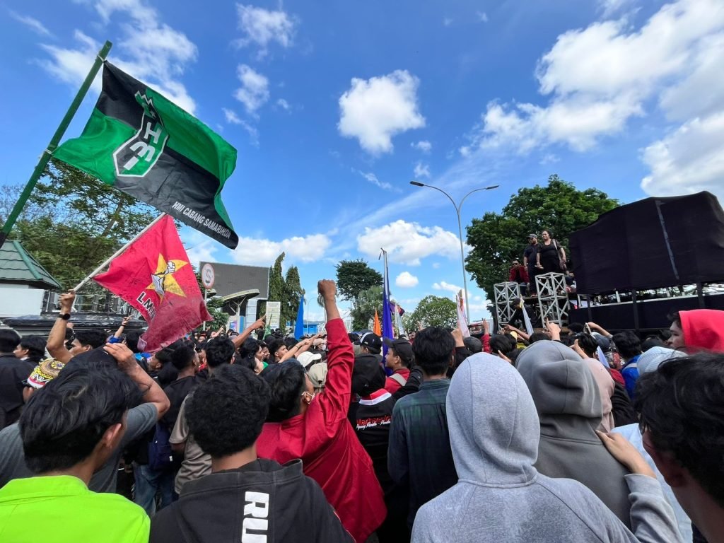 Demo Ribuan Massa di Samarinda Sempat Ricuh, Kapolda: Situasi Tetap Terkendali whatsapp image 2026 04 21 at 22.08.54